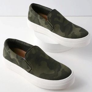 STEVE MADDEN | Camo Sneaker Size 7.5